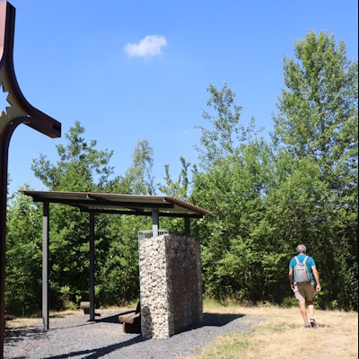 Das Bild zeigt die Lichtung mit Gipfelkreuz an der Bethlehemer Höhe in Bergheim.