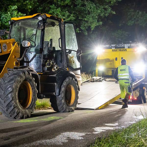 Der in den Unfall verwickelte Radlader wird abgeschleppt.