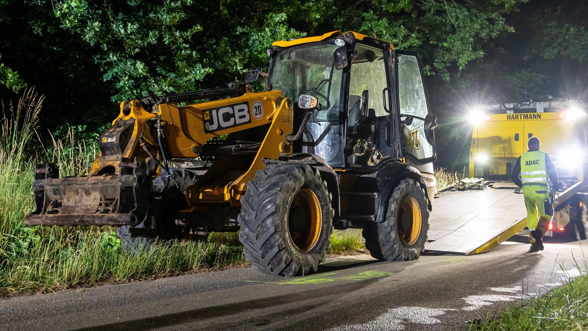 Der in den Unfall verwickelte Radlader wird abgeschleppt.