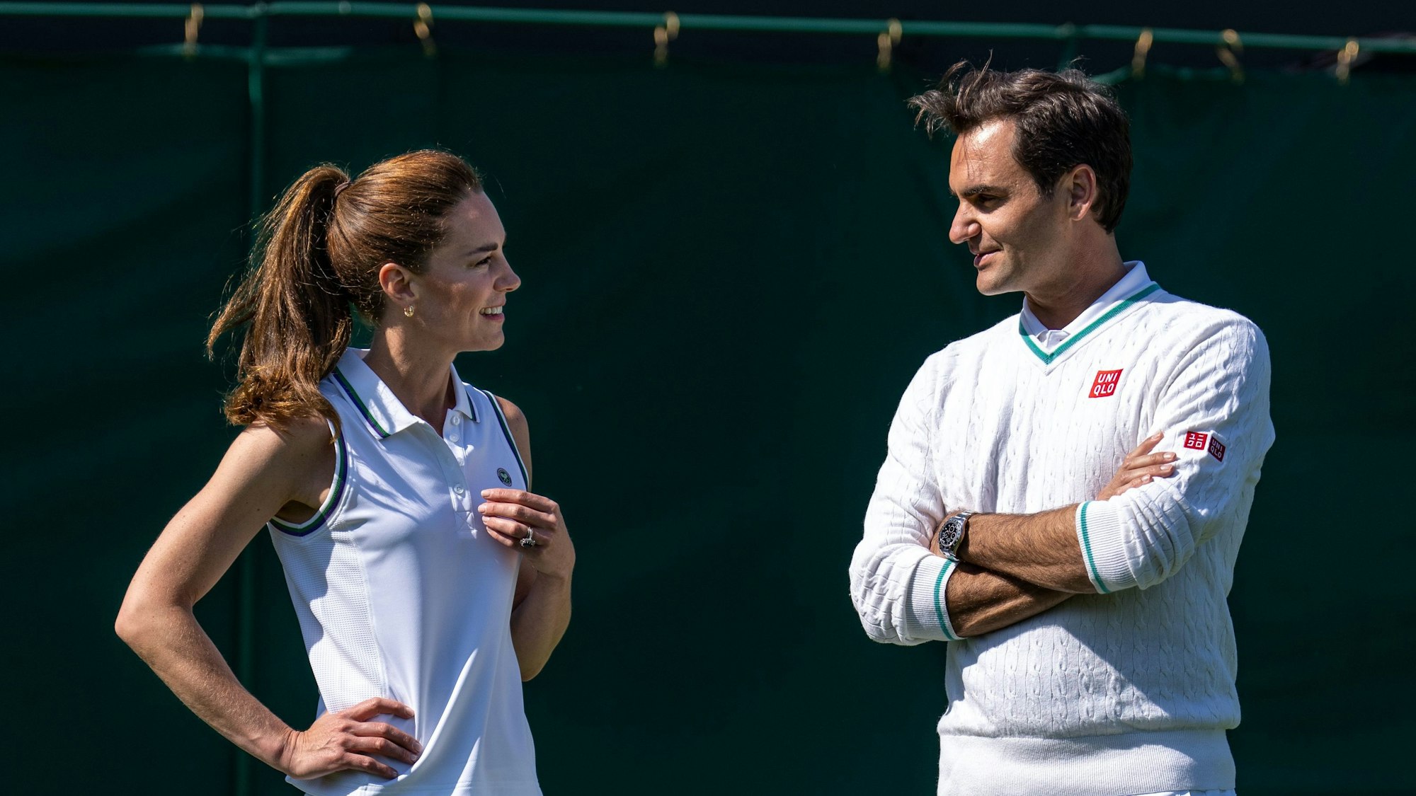 Prinzessin Kate und Roger Federer unterhalten sich.