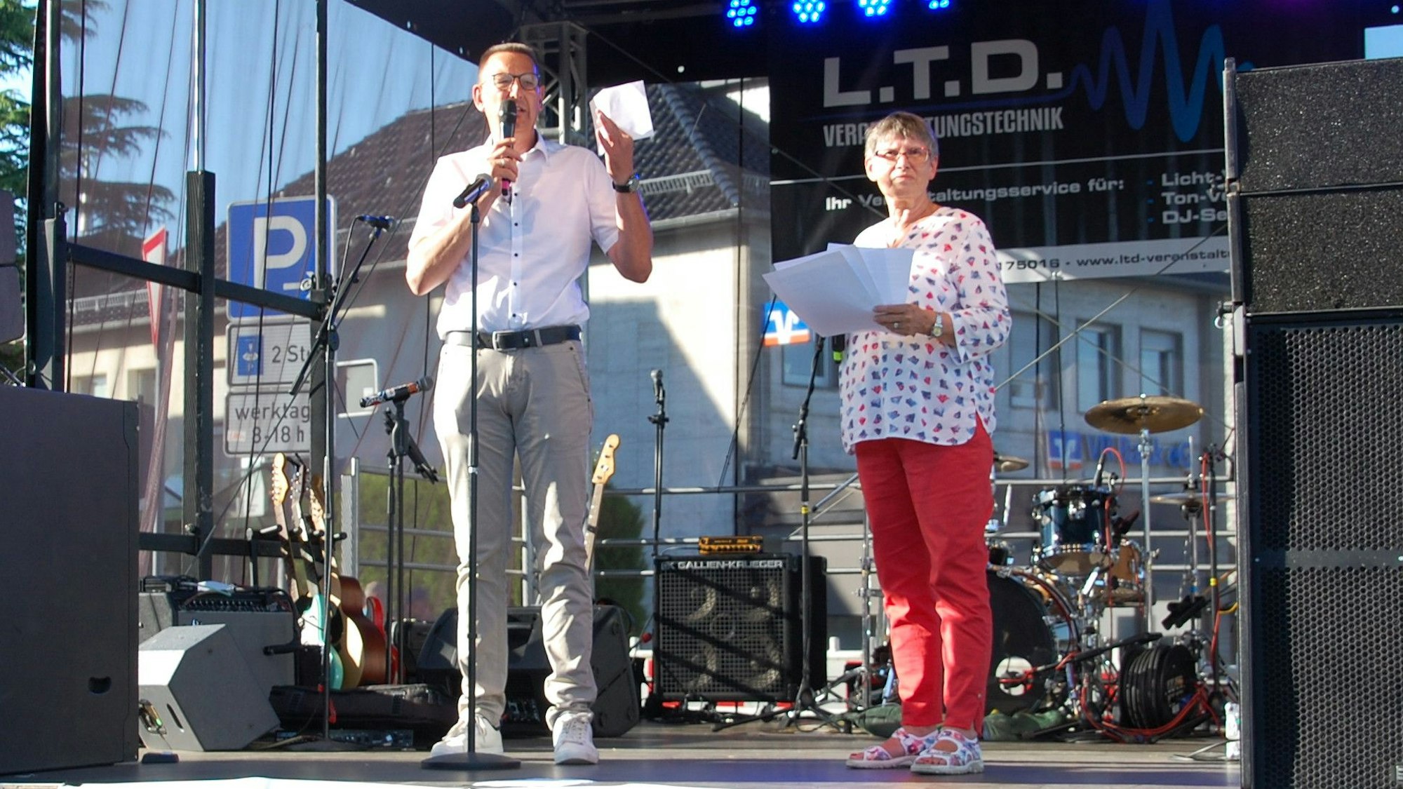 Bürgermeister Dirk Runge auf der Bühne des Brunnenfestes.