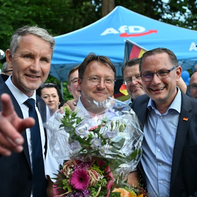 Björn Höcke (links), Vorsitzender der AfD Thüringen, und Tino Chrupalla, AfD-Bundesvorsitzender (rechts) gratulieren ihrem Parteifreund Robert Sesselmann zur Wahl ins Amt des Landrats von Sonneberg (Thüringen) am 25. Juni 2023.