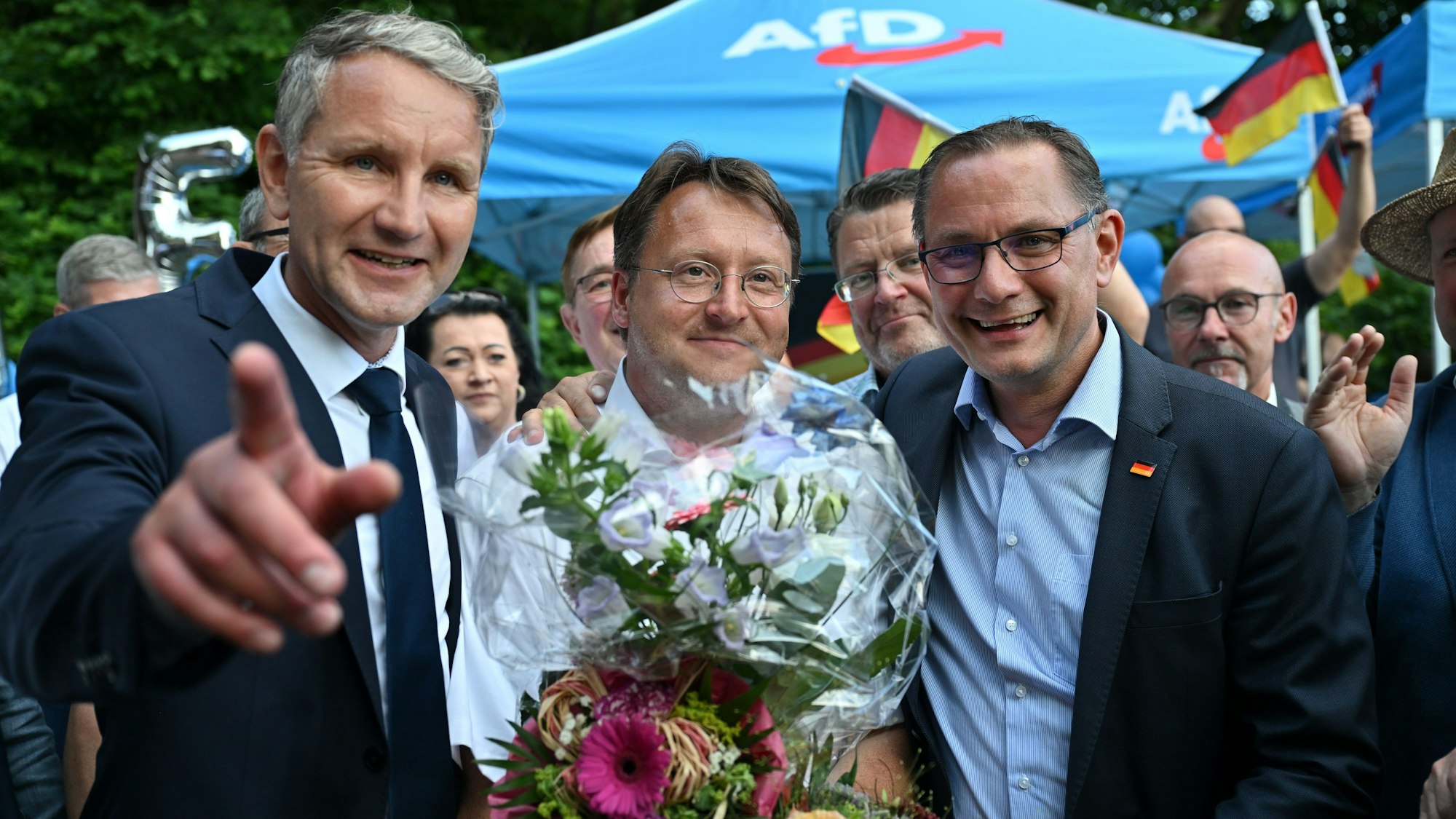 Glückwünsche und große Inszenierung: Björn Höcke (l) , Vorsitzender der AfD Thüringen und Tino Chrupalla, AfD-Bundesvorsitzender (r) gratulieren dem Wahlsieger des Thüringer Kreis Sonneberg, Robert Sesselmann (AfD, M).