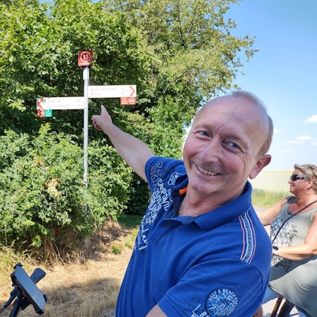 Zwei Radler stehen vor einem der Knotenpunkte.