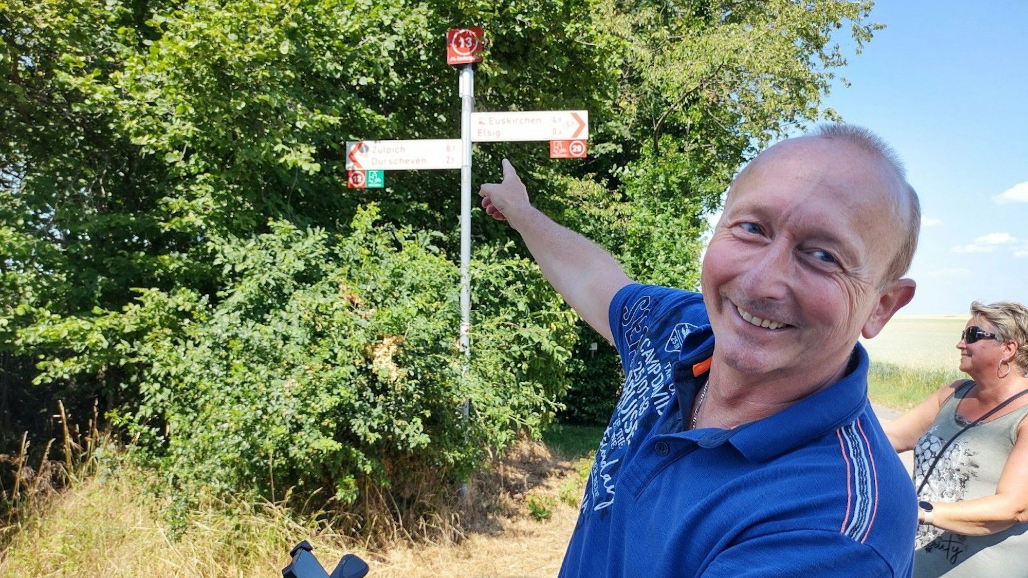 Zwei Radler stehen vor einem der Knotenpunkte.