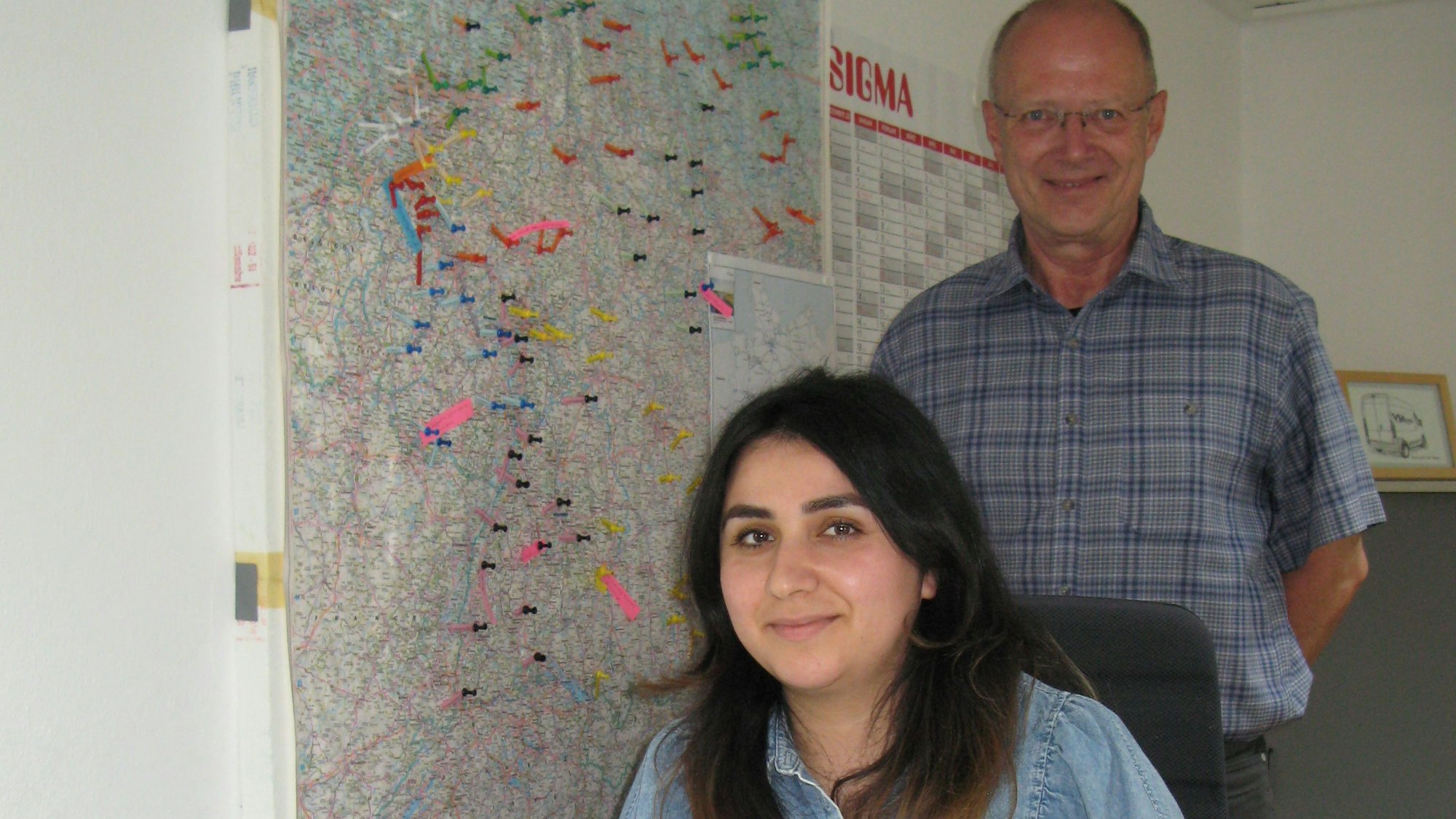 Die zweifache Mutter Zuhal Sedigi hat im Hennefer Betrieb Via Logistik von Helge Ippendorf eine Ausbildung in Teilzeit zur Kauffrau für Büromanagement absolviert.