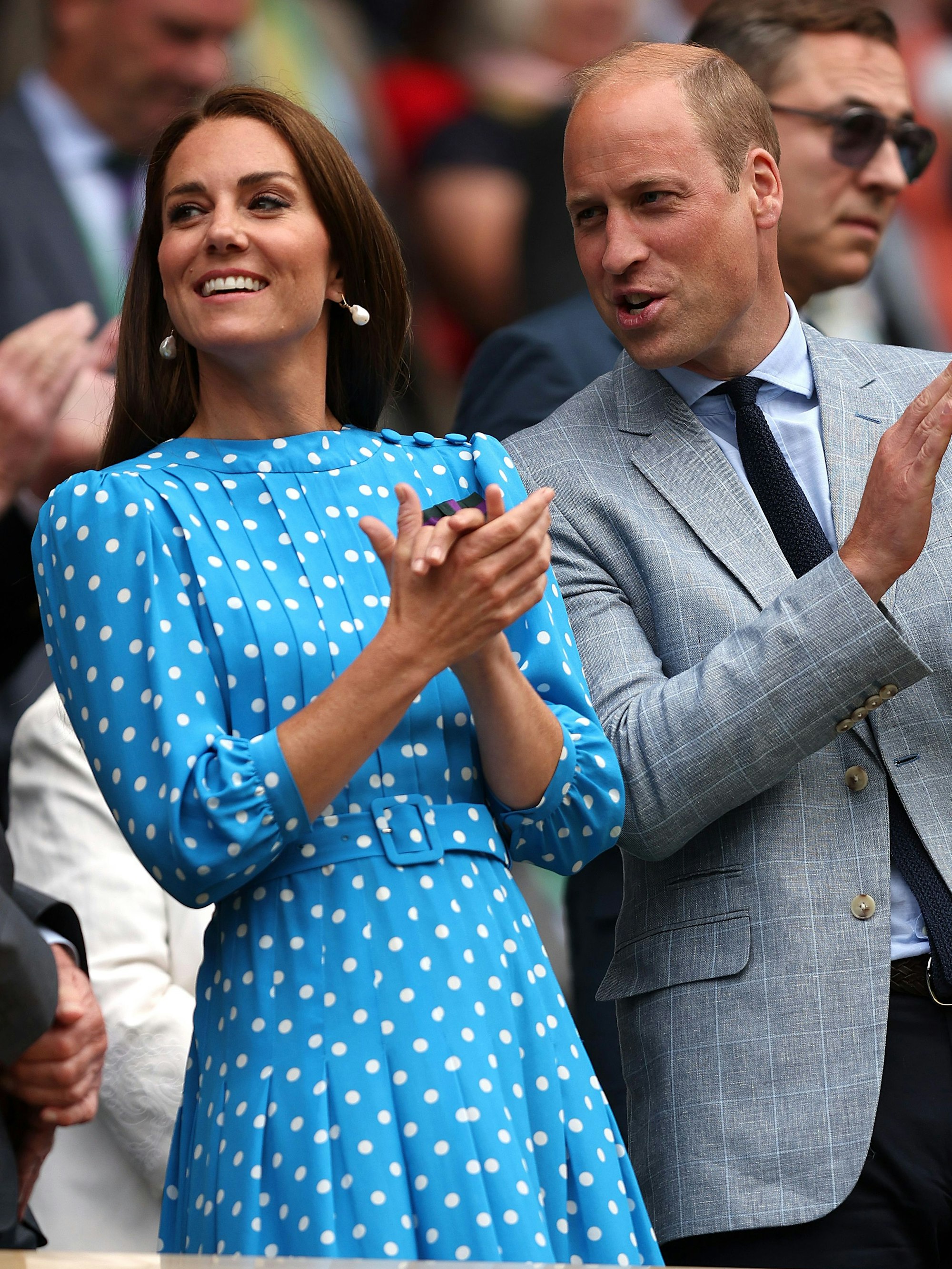 Prinzessin Kate und Prinz William klatschen.