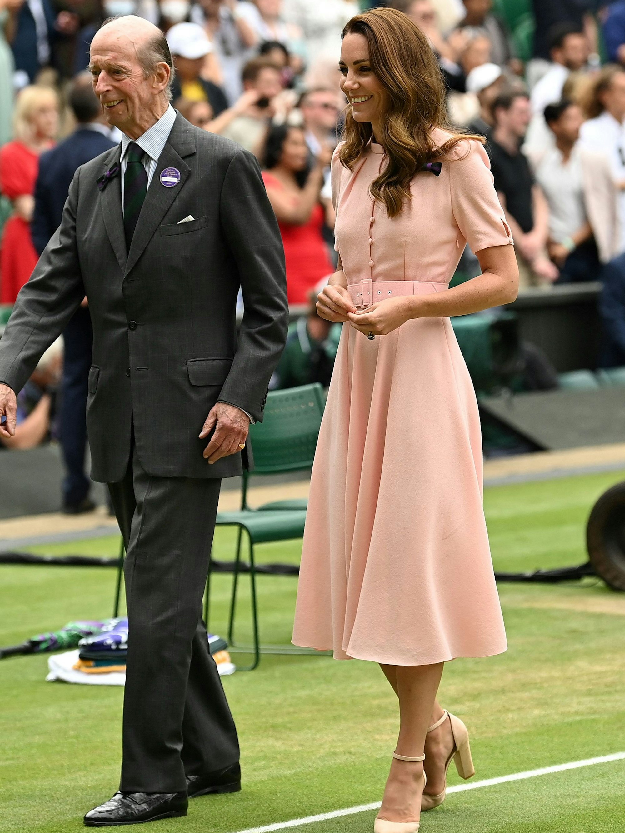Prinzessin Kate verlässt mit Edward, Herzog von Kent, beim Wimbledon-Turnier 2021 den Court.