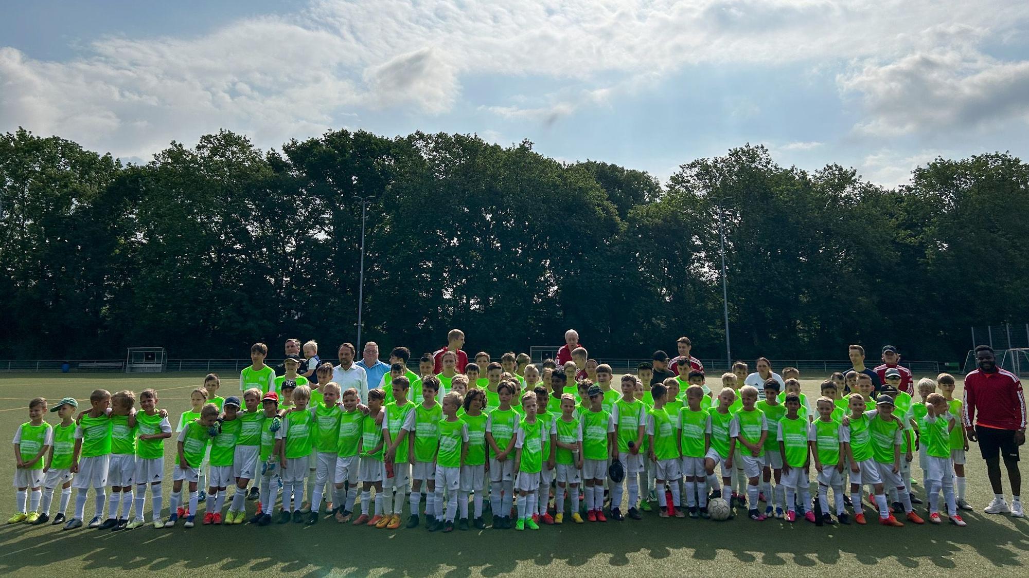 Die Teilnehmer und Betreuer der Fußballfreizeit.
