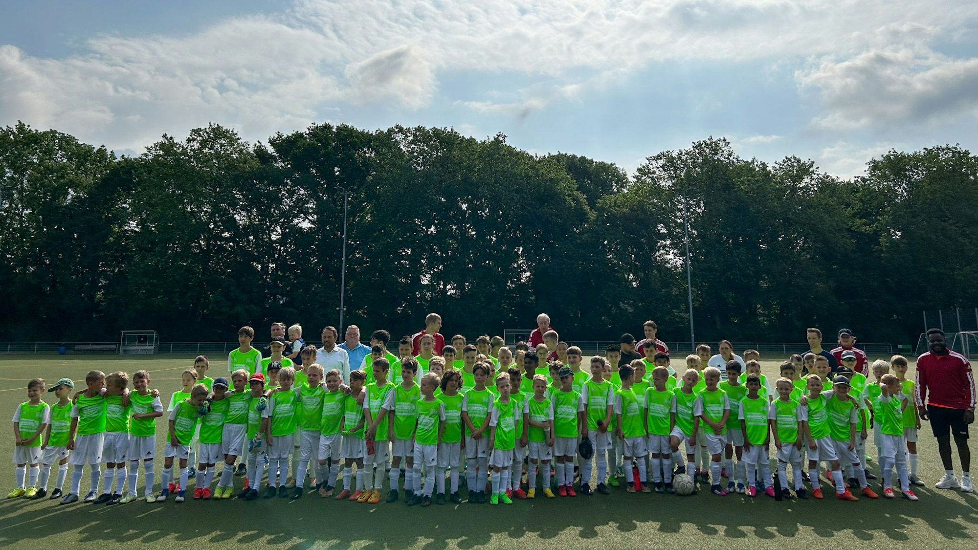 Die Teilnehmer und Betreuer der Fußballfreizeit.