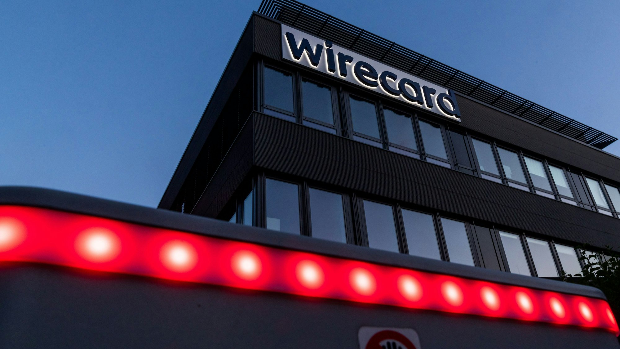 Der Schriftzug von Wirecard ist an der damaligen Firmenzentrale bei München zu sehen.