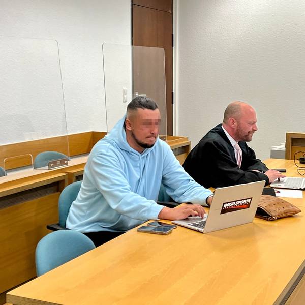 Der Mann, der Jonathan Tah nach Überzeugung des Amtsgerichts erpresst hat, neben seinem Anwalt Cornelius Diedrich.