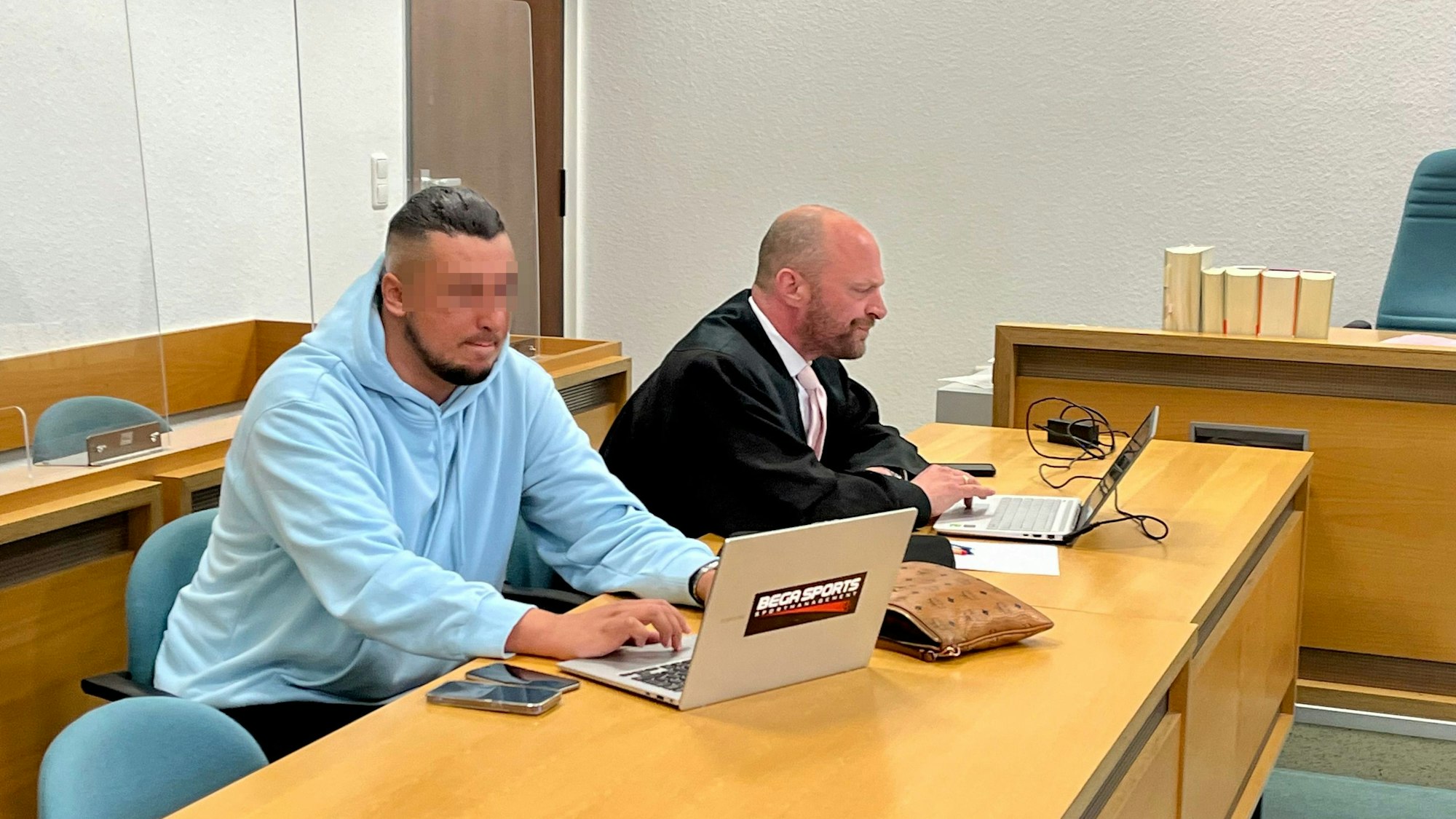 Der Angeklagte im Tah-Prozess im Leverkusener Gerichtssaal.