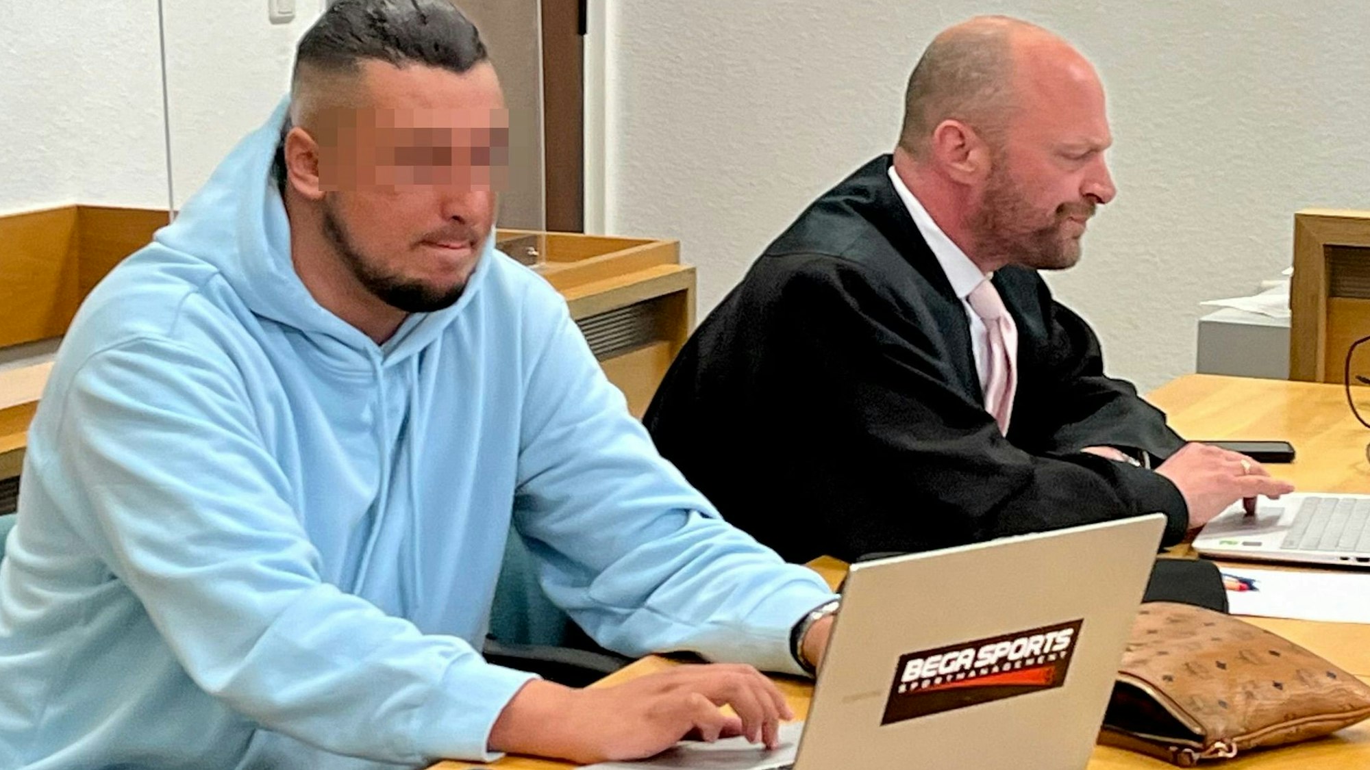 Der Mann, der Jonathan Tah nach Überzeugung des Amtsgerichts erpresst hat, neben seinem Anwalt Cornelius Diedrich.