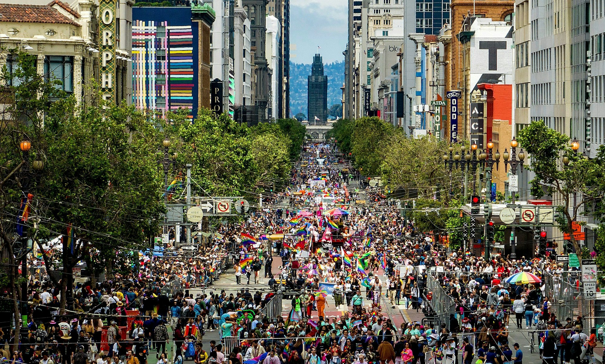 Die Straßen von San Francisco sind voll mit Menschen, die Pride feiern.