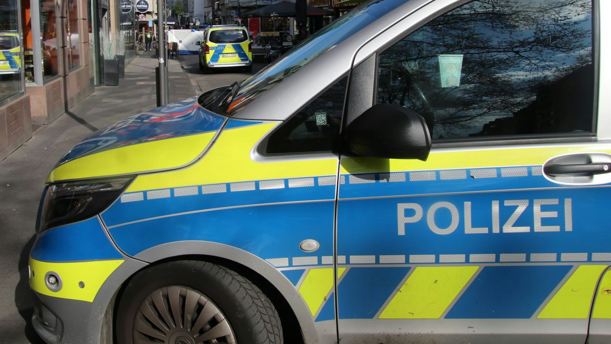 Tatortabsperrung mit Polizeiwagen Ehrenstraße/Friesenwall