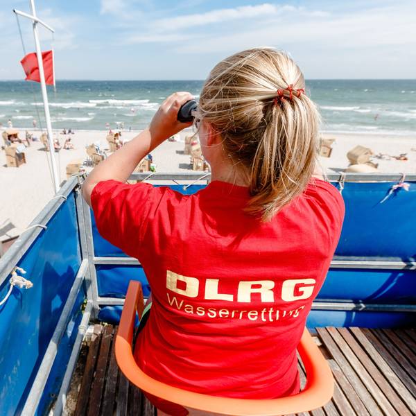 Eine Rettungsschwimmerin überwacht den Timmendorfer Strand. In der Nacht zu Sonntag wurde ein 17-Jähriger vermisst, es kam zu einer großen Suchaktion am Ostseestrand. (Symbolbild)