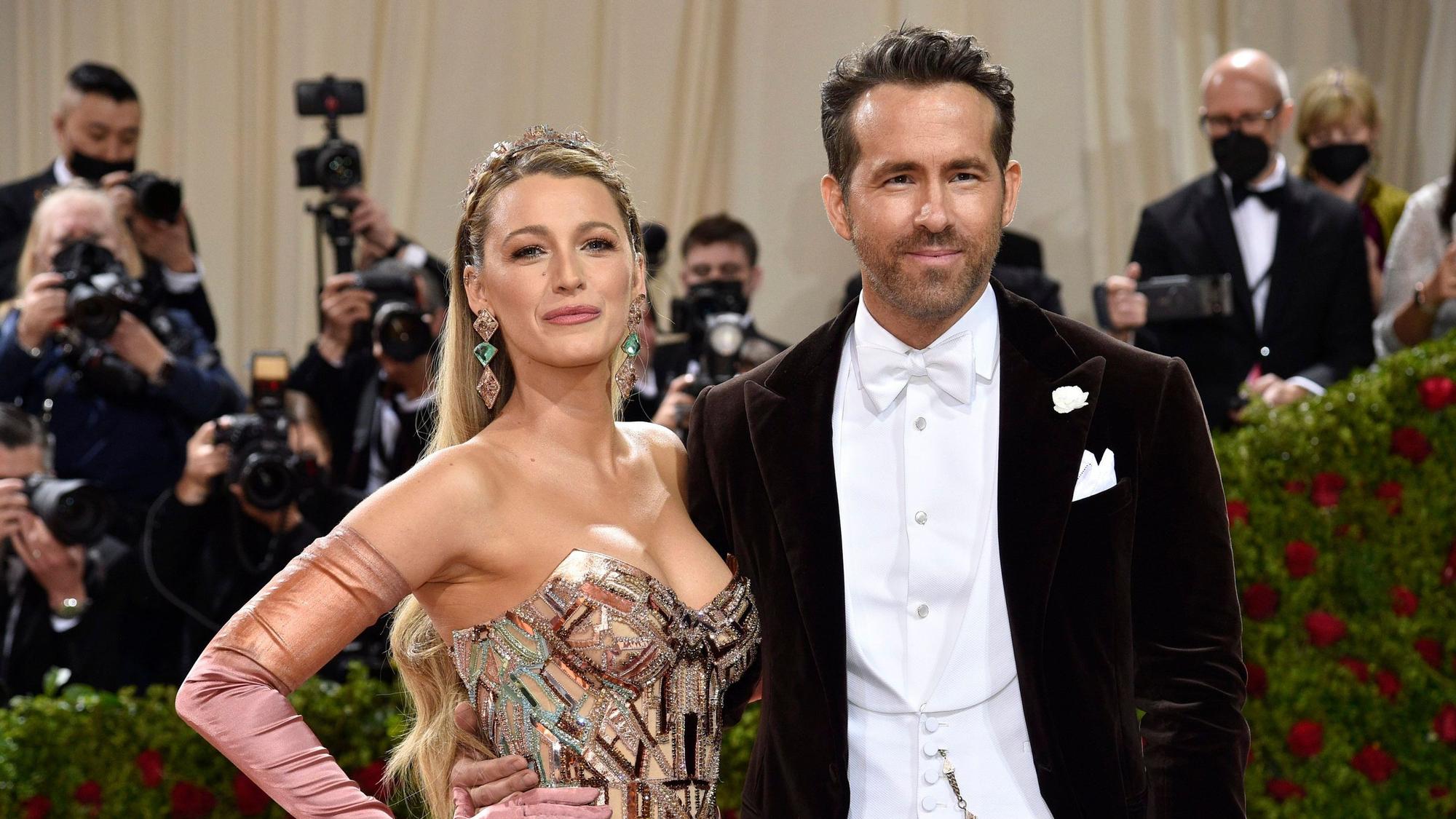 Ryan Reynolds (r) und Blake Lively kommen zur Benefizgala des Costume Institute des Metropolitan Museum of Art.