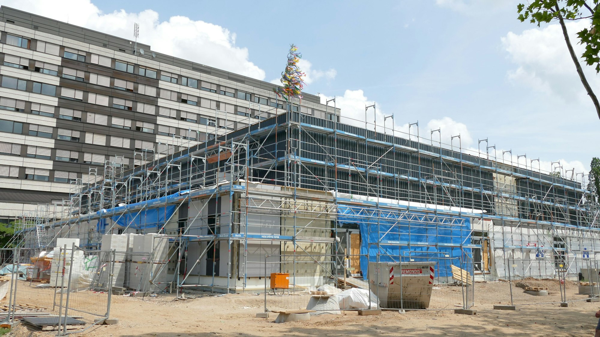 Außenansicht der Baustelle bei gutem Wetter