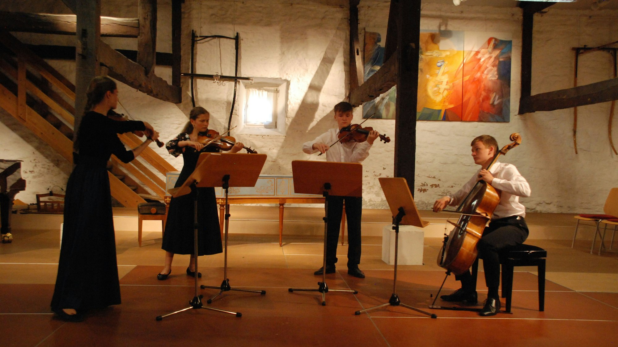 Die jungen Musiker mit ihren Streichinstrumenten beim Konzert.