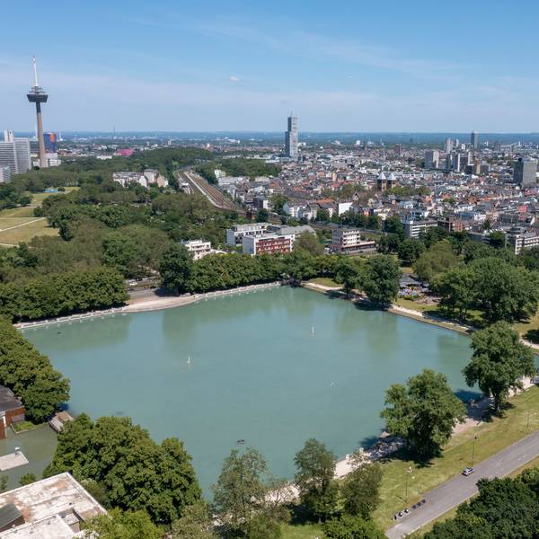 Der Aachener Weiher und das Stadtpanorama. Im Hintergrund sind der Colonius, der Köln-Tower im Mediapark und der Kölner Dom zu erkennen.