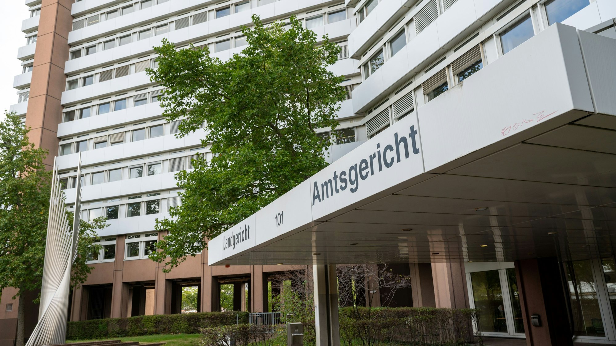Das Foto zeigt den Eingangsbereich des Kölner Amtsgerichts.