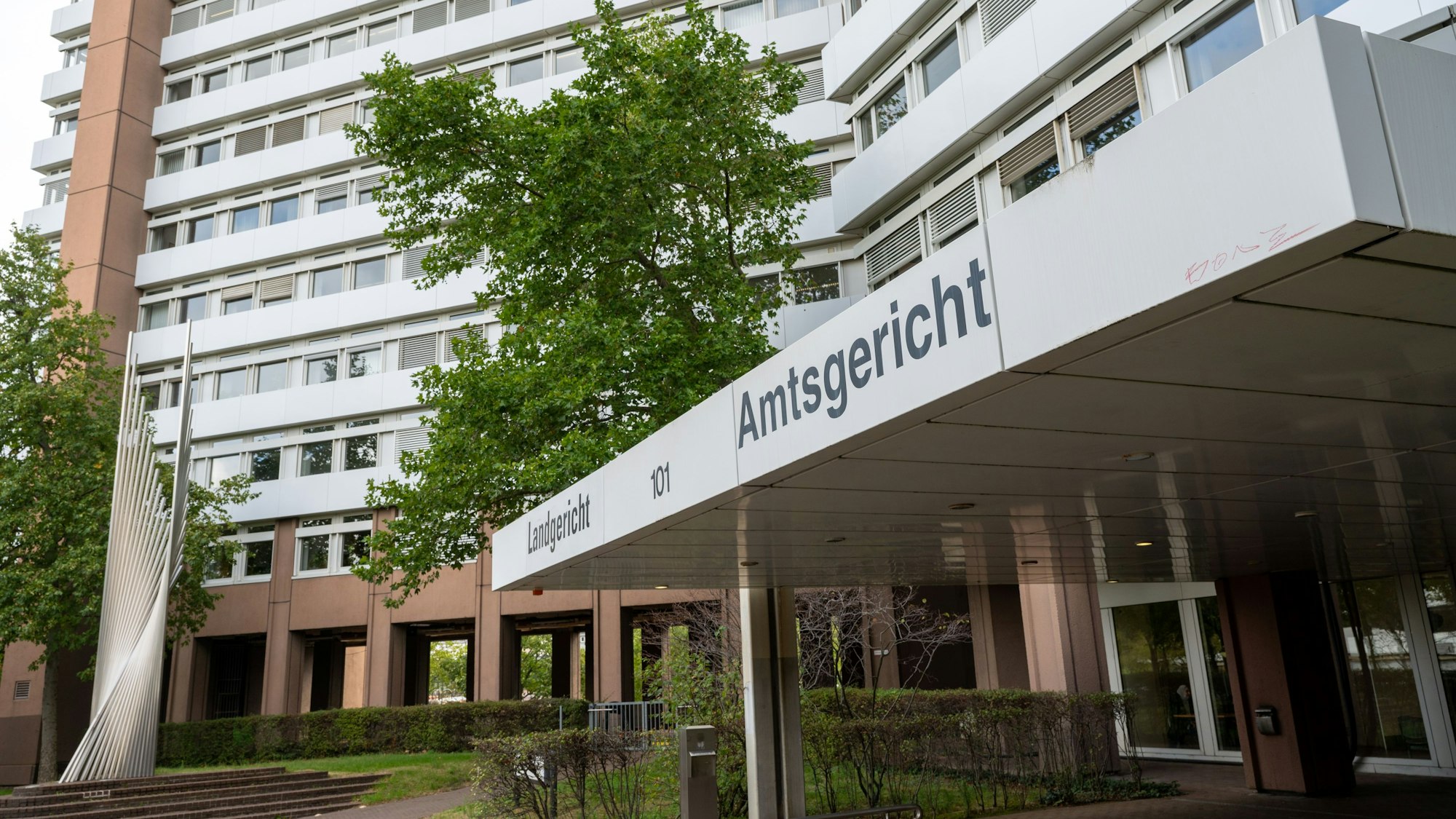 Außenfassade eines Hochhauses mit der Aufschrift „Amtsgericht“.