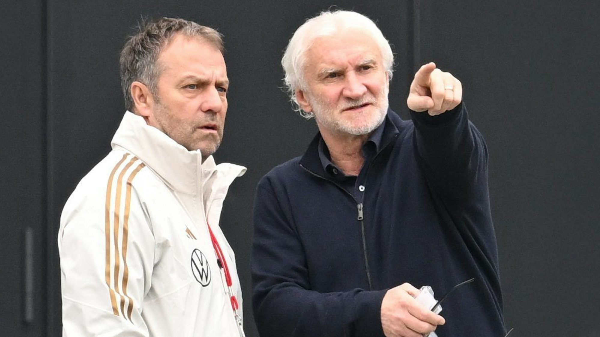 Du gehst, ich bleibe: Rudi Völler soll nach einem Bericht der „Bild“-Zeitung für Hansi Flick übernehmen und am Dienstag gegen Frankreich auf der DFB-Trainerbank sitzen.