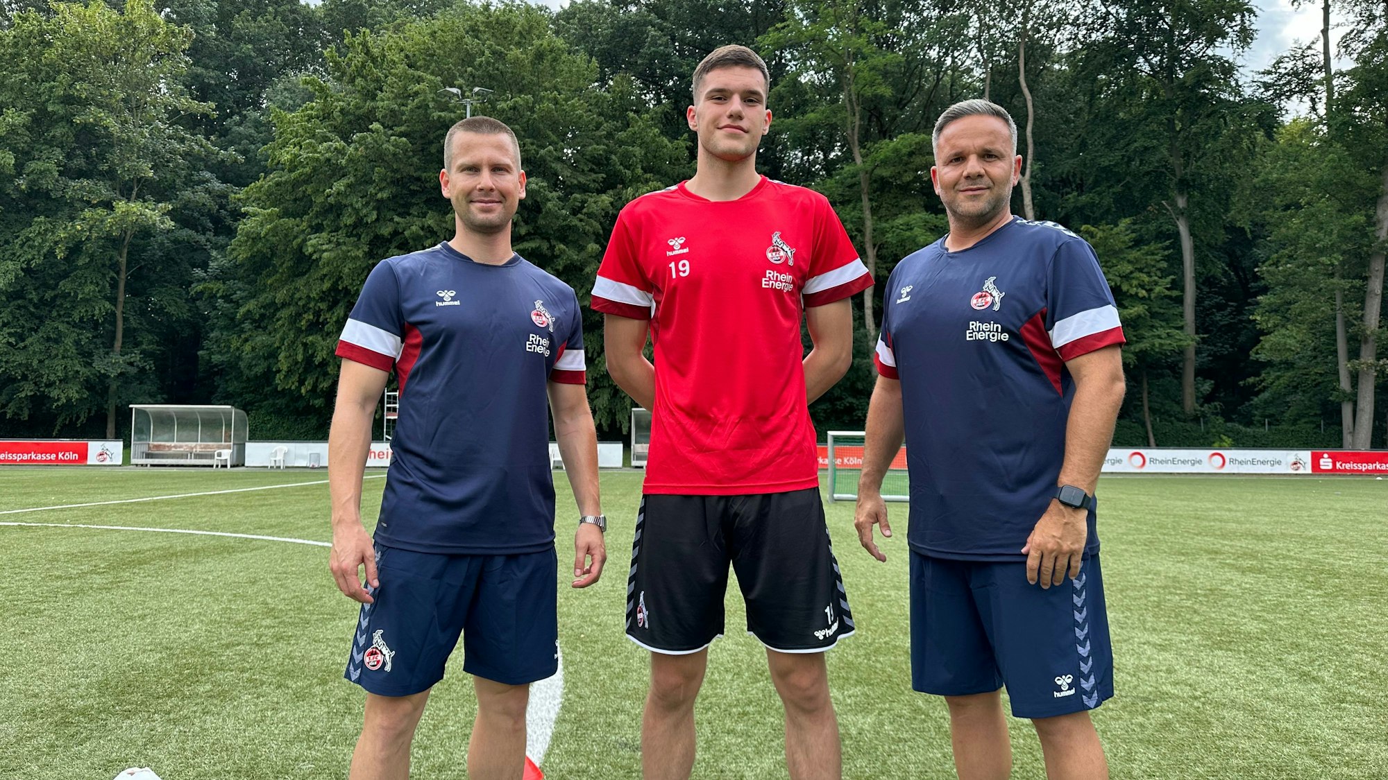 Der neue U21-Trainer Evangelos Sbonias (rechts) mit seinem Co-Trainer Marcel Ivanusa (links) und dem Neuzugang Antonio Verinac.