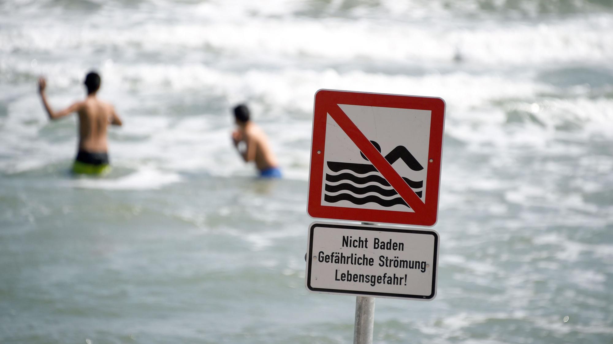 Wegen gefährlicher Strömung ist das Baden am Timmendorfer Strand eingeschränkt, doch die Warnungen werden immer wieder missachtet.