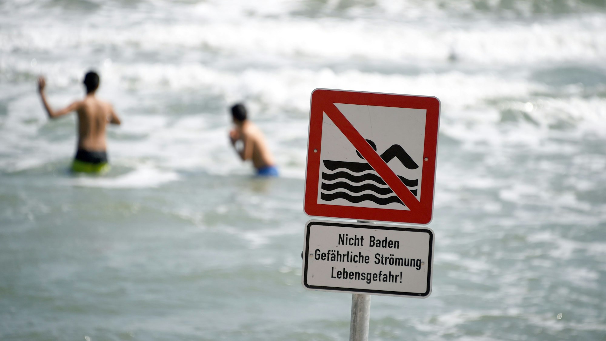 Wegen gefährlicher Strömung ist das Baden am Timmendorfer Strand eingeschränkt, doch die Warnungen werden immer wieder missachtet.