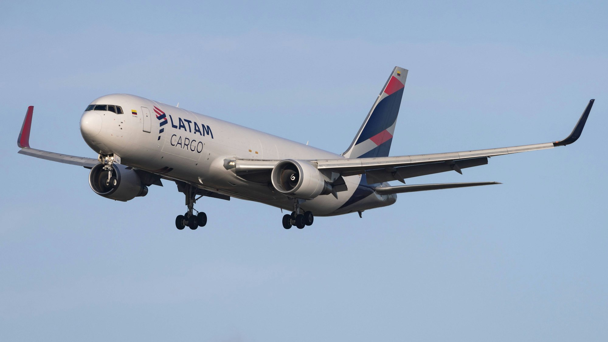 Eine Boeing 767, ein Frachtflugzeug der südamerikanischen Gesellschaft Latam. Am Frankfurter Flughafen kam es am 20. Juni offenbar zu einer missglückten Landung in einer Gewitterfront. (Symbolbild)