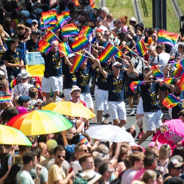 Teilnehmer einer Parade zum Christopher Street Day (CSD) 2022 ziehen durch die Stadt. Hunderttausende Zuschauer werden zu der Demonstration erwartet. Der Kölner CSD ist eine der größten Veranstaltungen der LGBTIQ-Community in Europa.
