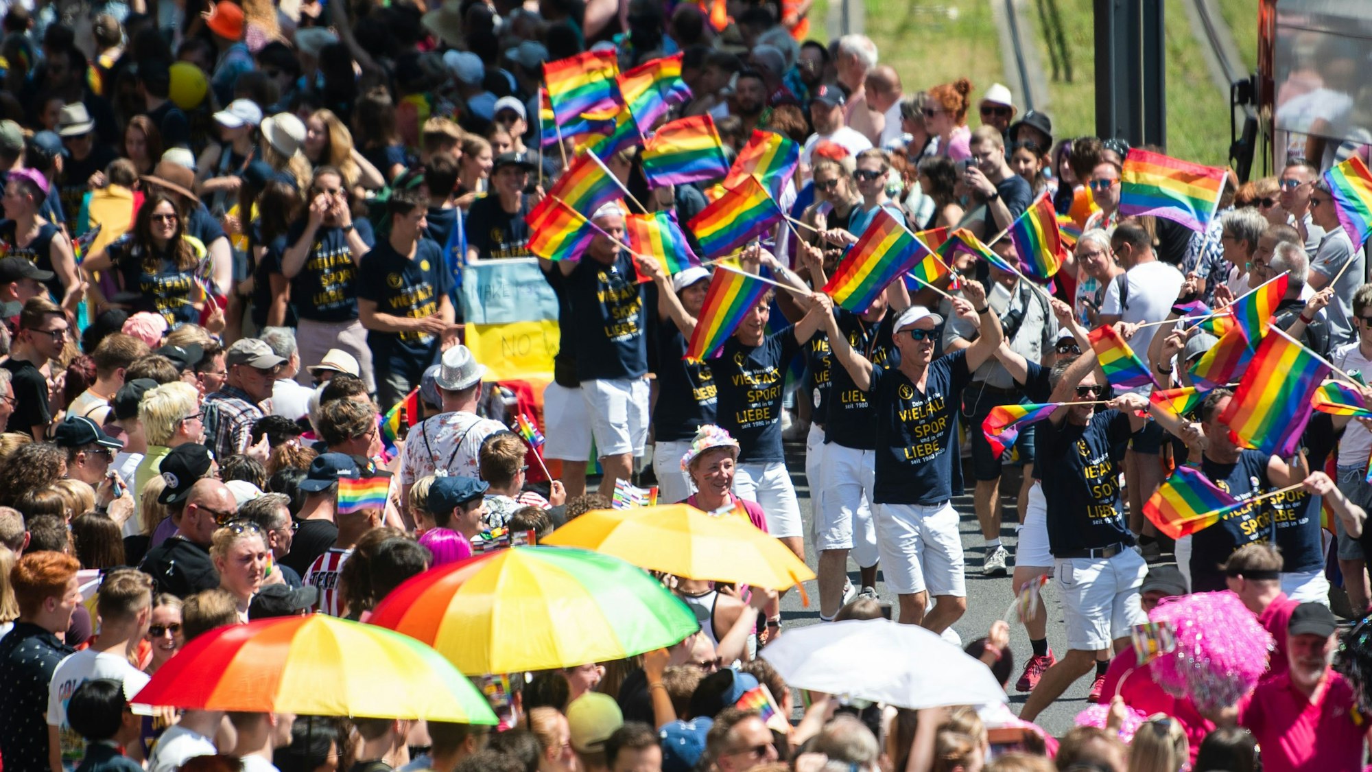 Teilnehmer der Demo zum Christopher Street Day (CSD) ziehen durch die Stadt.