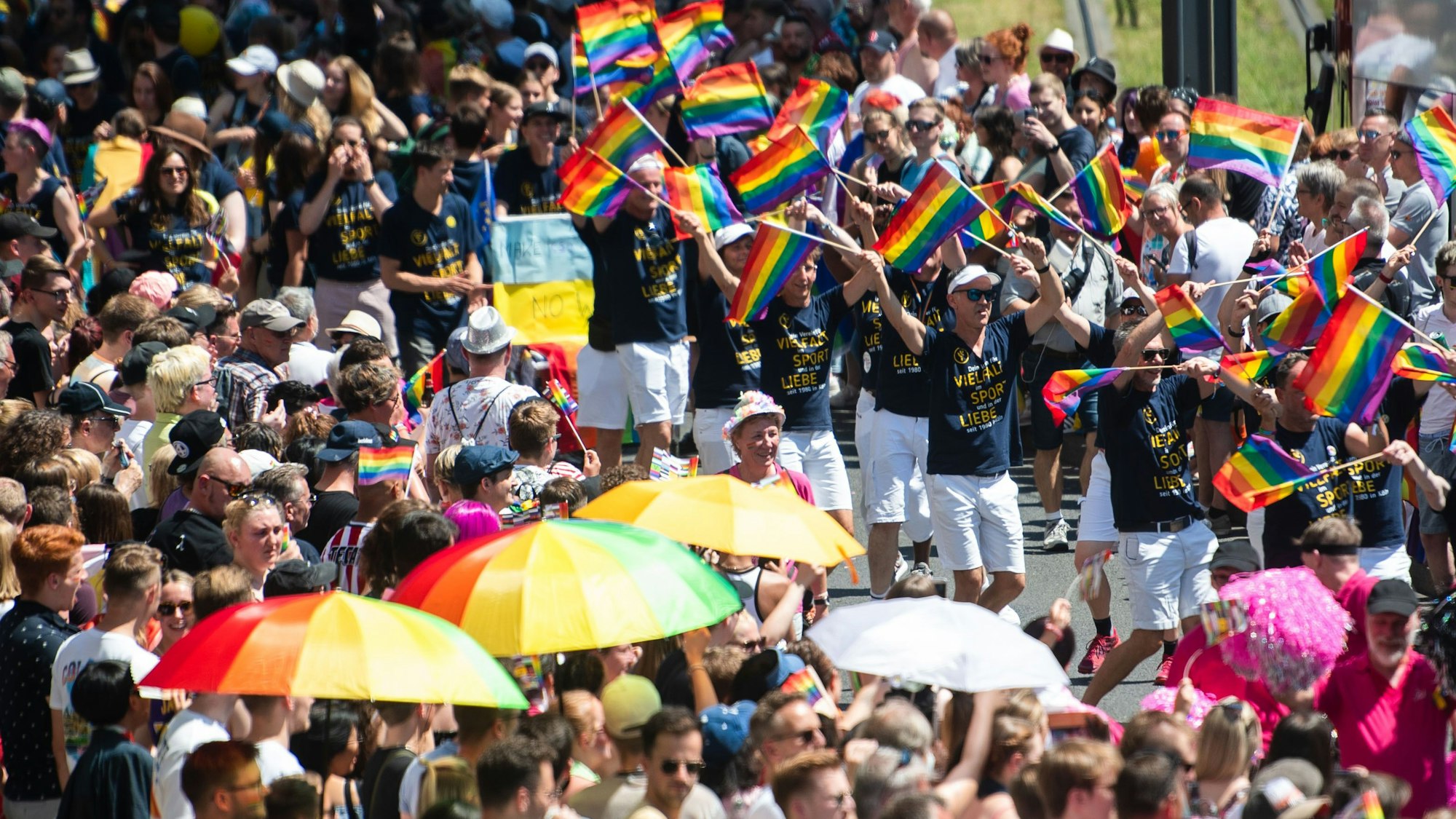 Teilnehmer einer Parade zum Christopher Street Day (CSD) 2022 ziehen durch die Stadt. Hunderttausende Zuschauer werden zu der Demonstration erwartet. Der Kölner CSD ist eine der größten Veranstaltungen der LGBTIQ-Community in Europa.