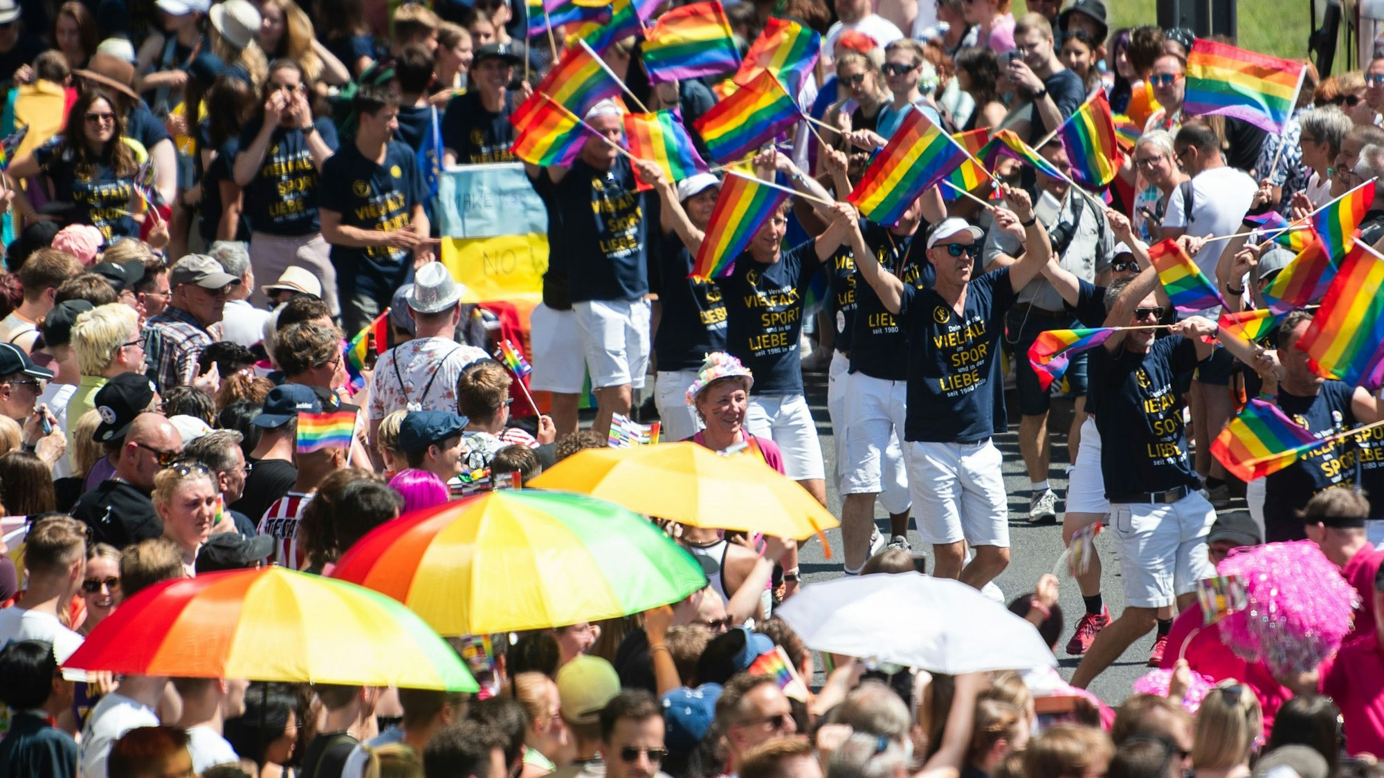 Zu sehen sind Teilnehmer einer Parade zum Christopher Street Day (CSD), die durch die Stadt ziehen.