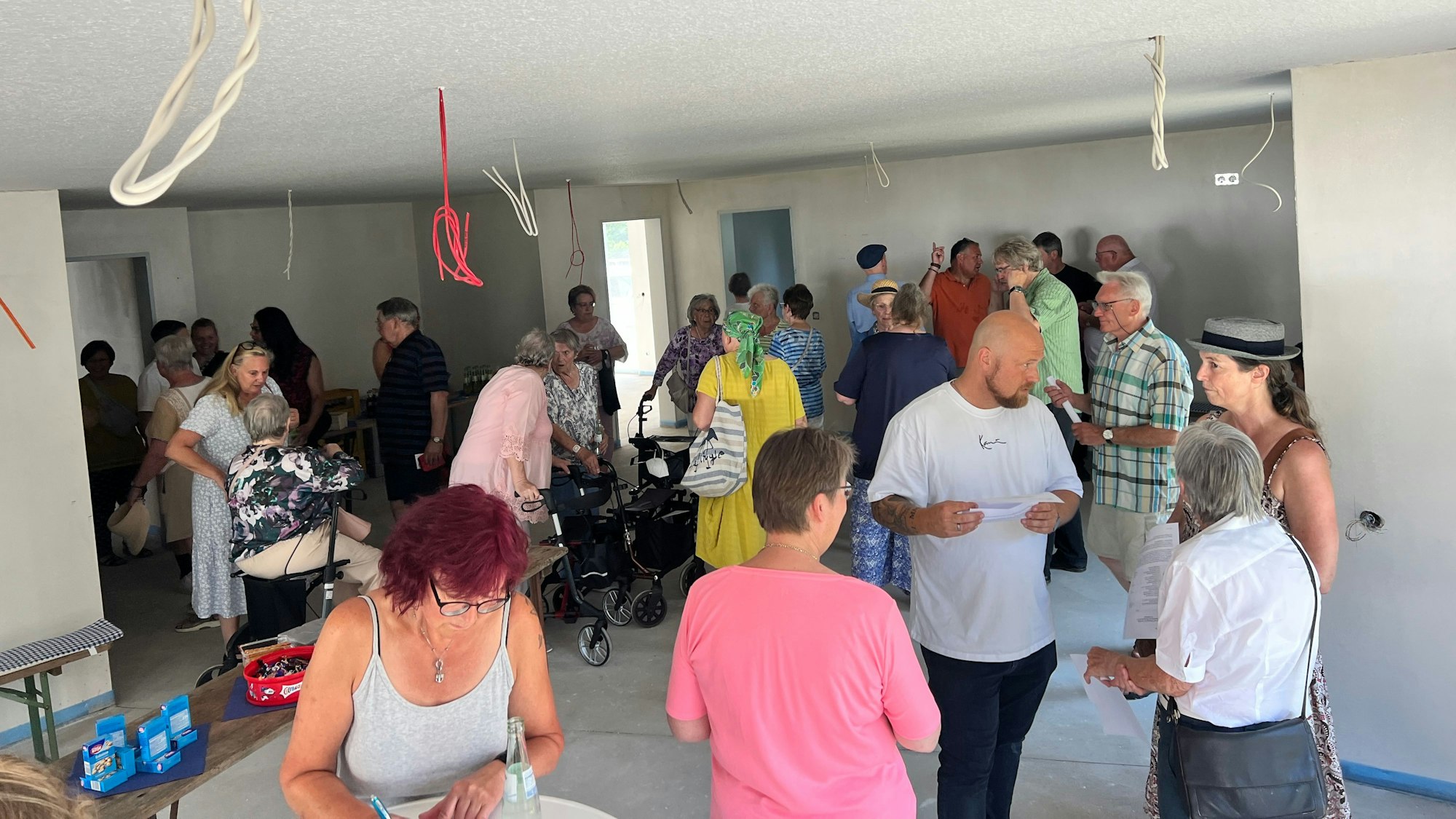 Die Gäste essen und unterhalten sich.