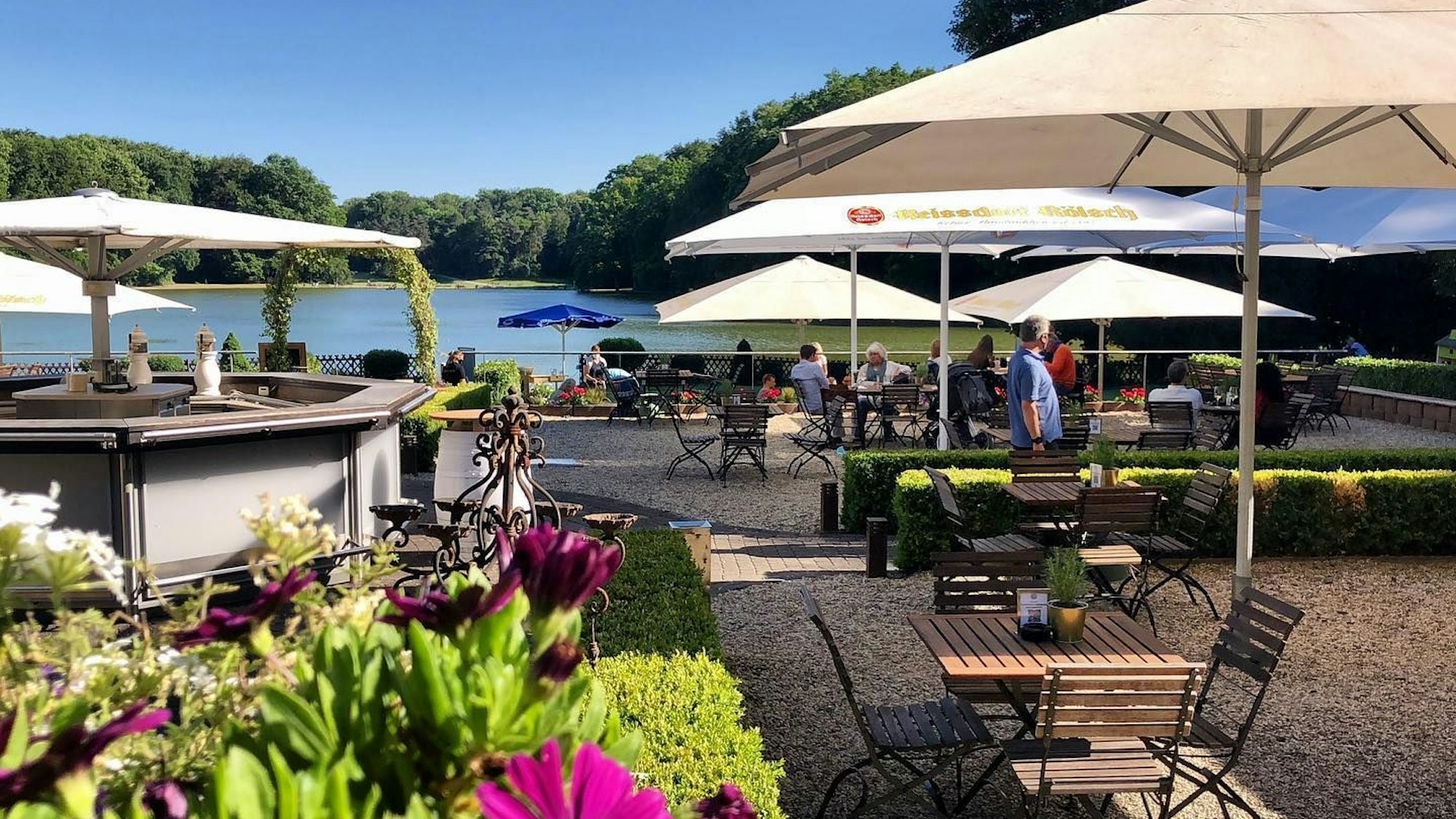 Der Blick von der Terrasse des Club Astoria in Köln auf den See.