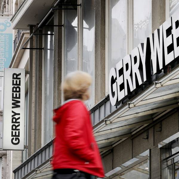 Eine Passantin geht an einer Filiale des Modeherstellers Gerry Weber vorbei. (Archivbild)