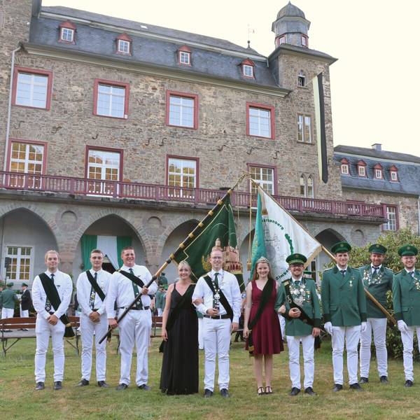Im Schlosspark stehen das Prinzenpaar Caroline Prinz und Luis Hagen und das Königspaar Christina und Sascha Stötzel.