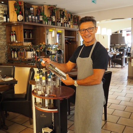 Das Bild zeigt Luciano Tarsilla, der sein Restaurant in Pulheim aufgibt.