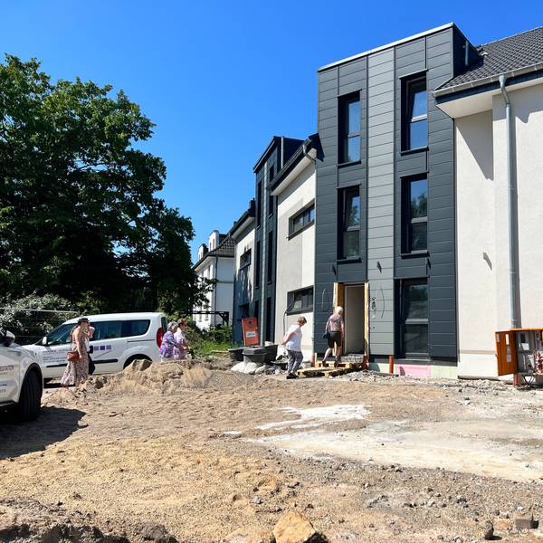 Das noch im Bau befindliche Gebäude von außen.