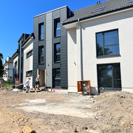 Das noch im Bau befindliche Gebäude von außen.