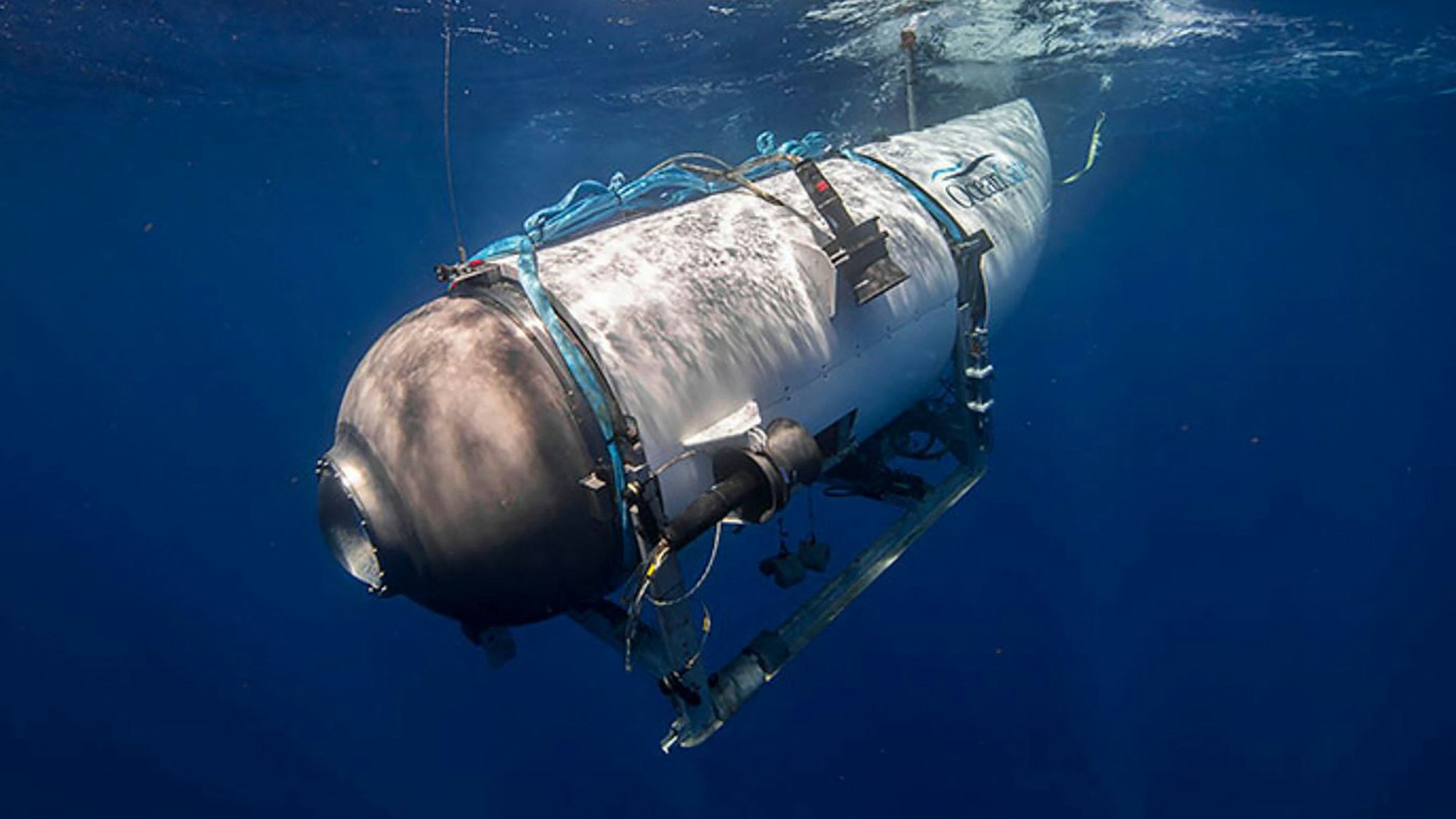 Das Tauchboot „Titan “schwebt im Wasser, nah unter der Wasseroberfläche.