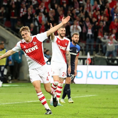 Timo Hübers jubelt nach seinem Traumtor gegen Hertha BSC.