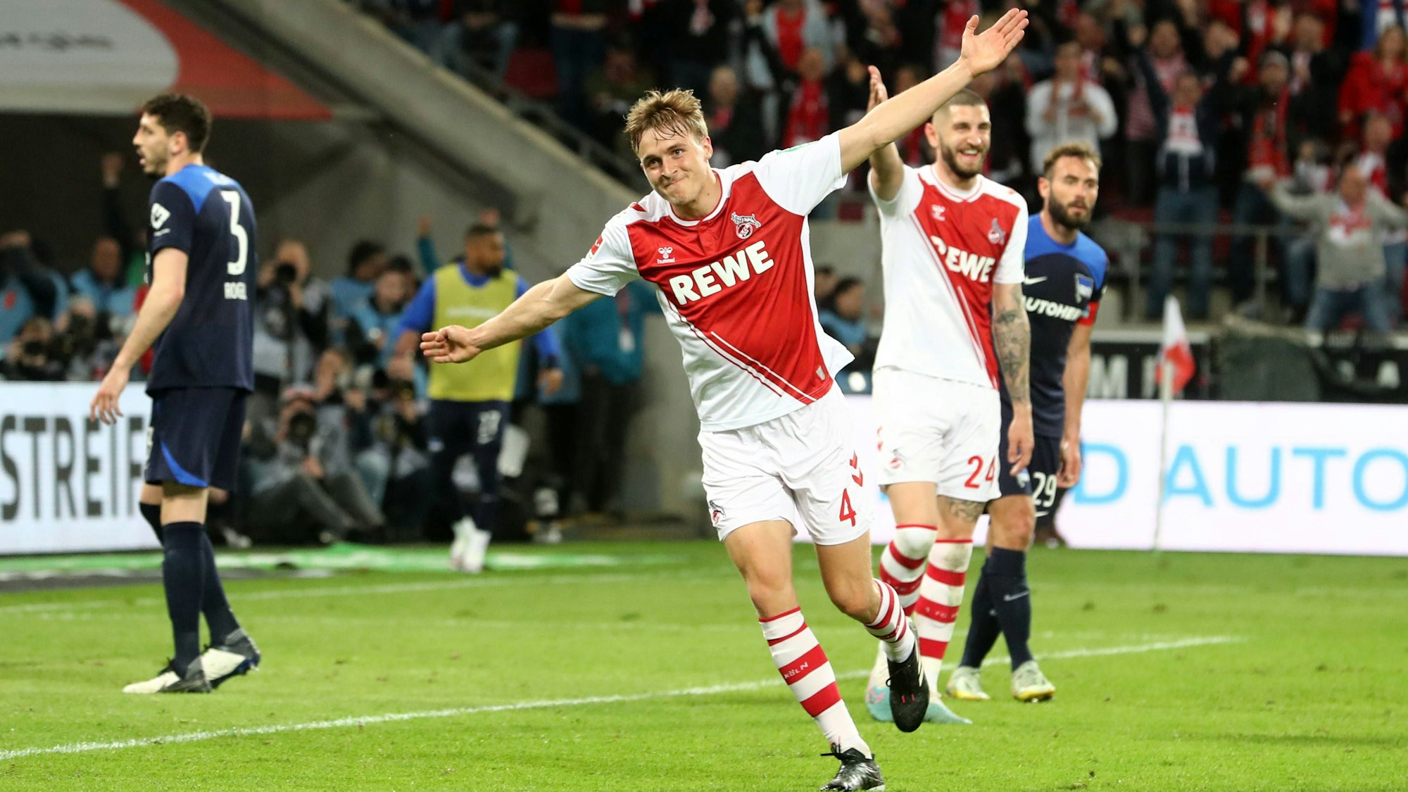 Timo Hübers jubelt nach seinem Traumtor gegen Hertha BSC.