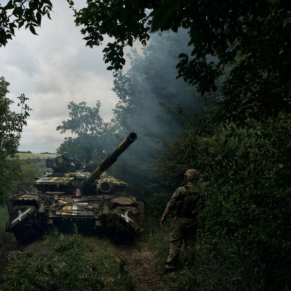 Bachmut: Ein ukrainischer Panzer rückt vor.