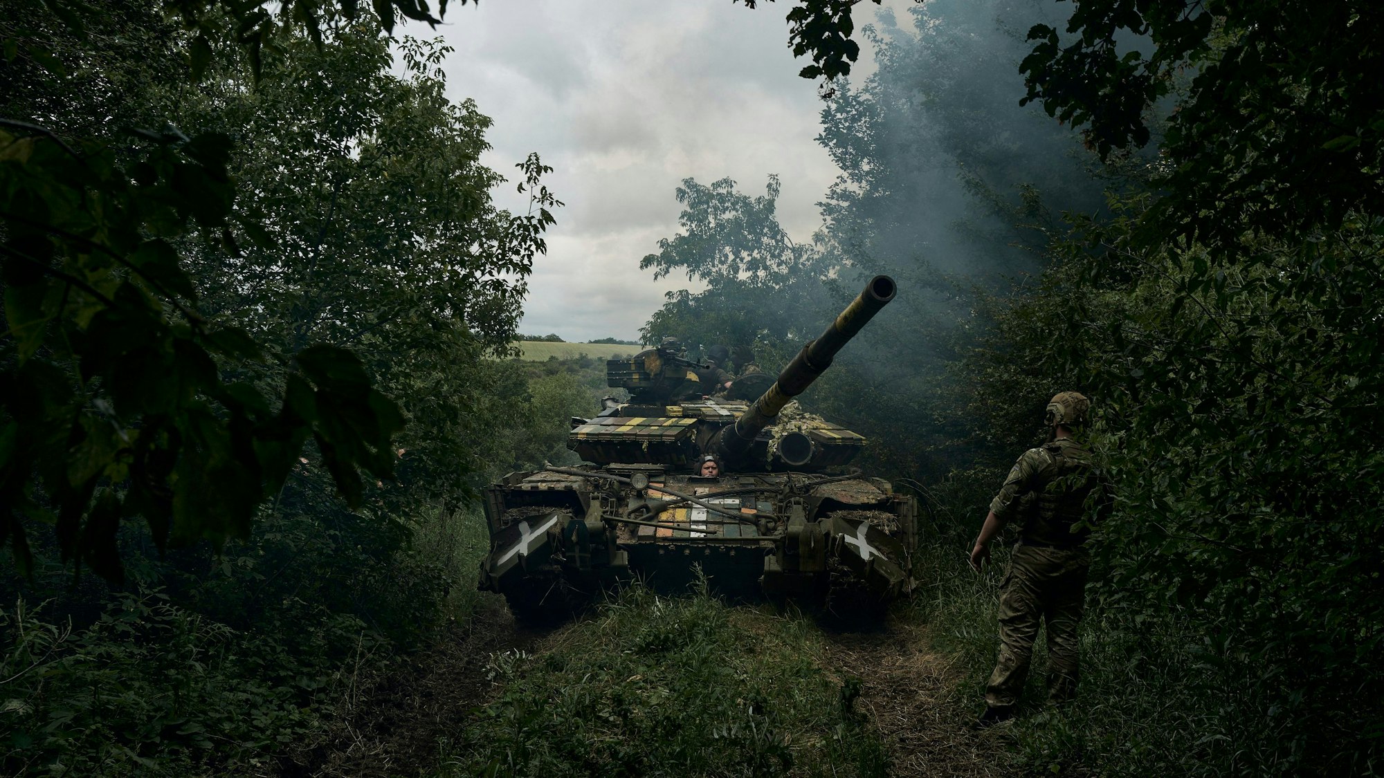 Bachmut: Ein ukrainischer Panzer rückt vor.