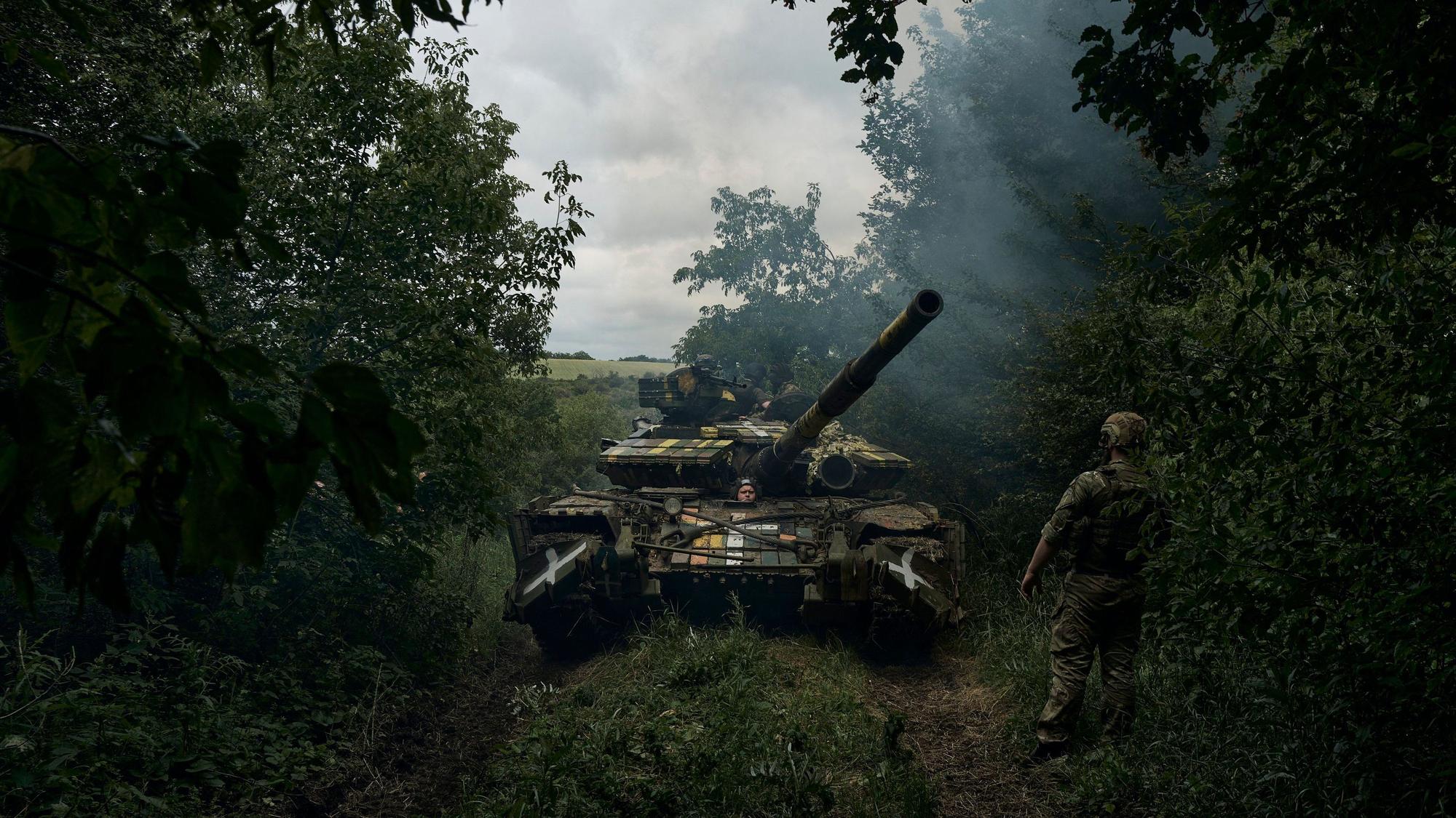 Bachmut: Ein ukrainischer Panzer rückt vor.