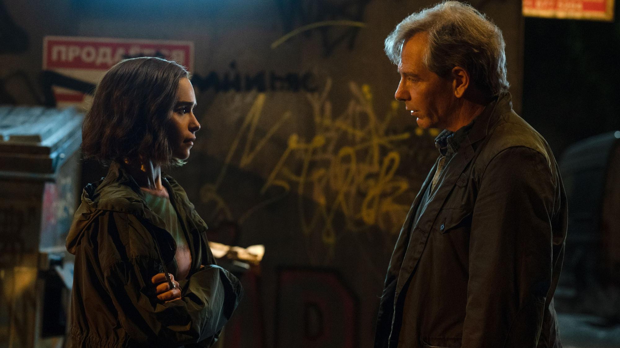 Emilia Clarke und Ben Mendelsohn stehen sich gegnüber.